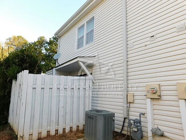 Foto del edificio - 1711 Cotton Patch Ln