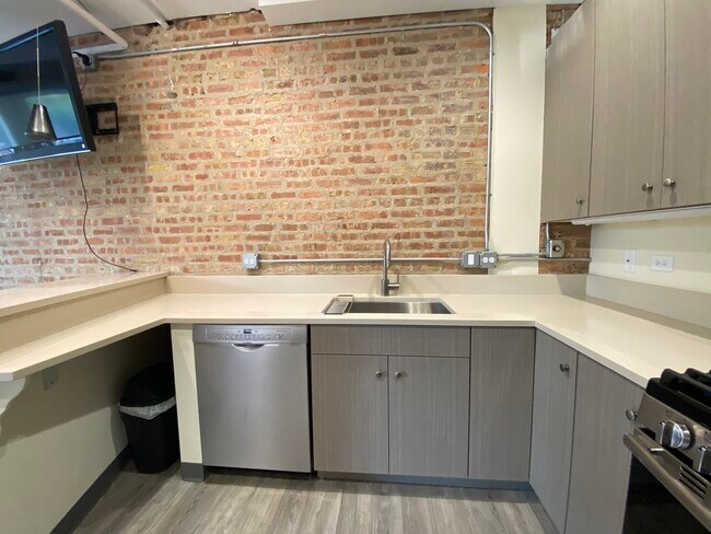 Foto del edificio - 1070 W Granville Ave