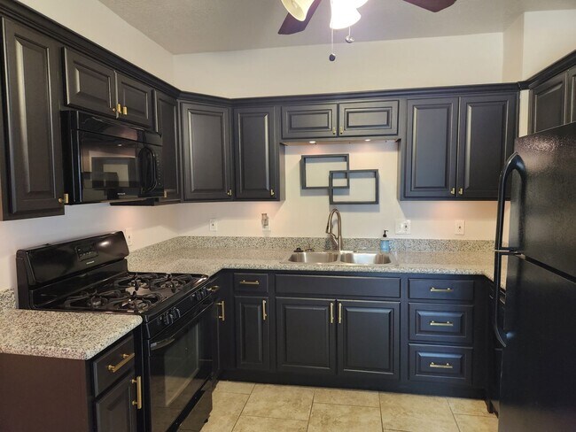 Building Photo - 2 BD. 1 Full Bath Cottage Style Home