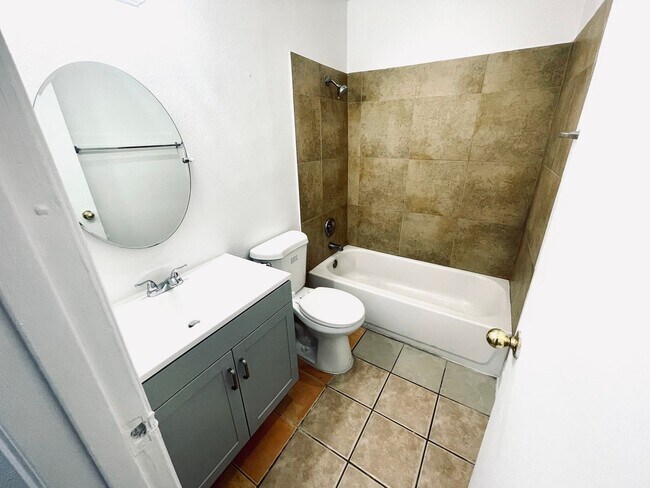 Foto del edificio - 3351 Brussels St