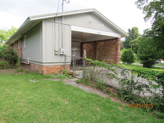 Building Photo - 2215 Macy Ave