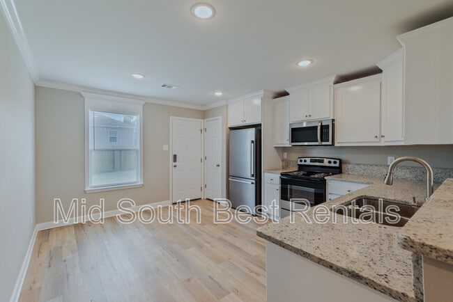 Building Photo - 829 Pine Tree Rd