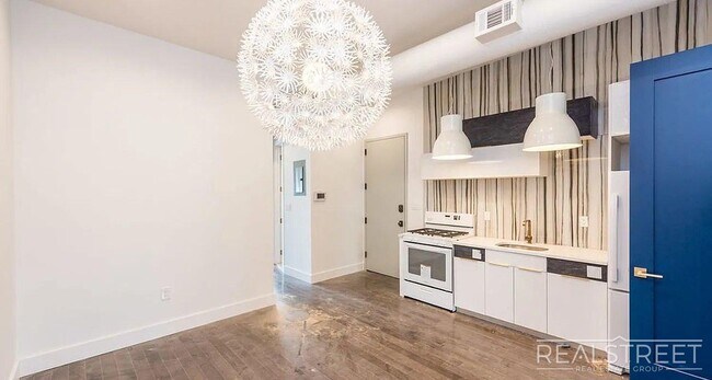 Foto del edificio - Massive 3 Bed (Flex 4 Bed) 3.5 Bath Duplex with Private Backyard in Bed-Stuy