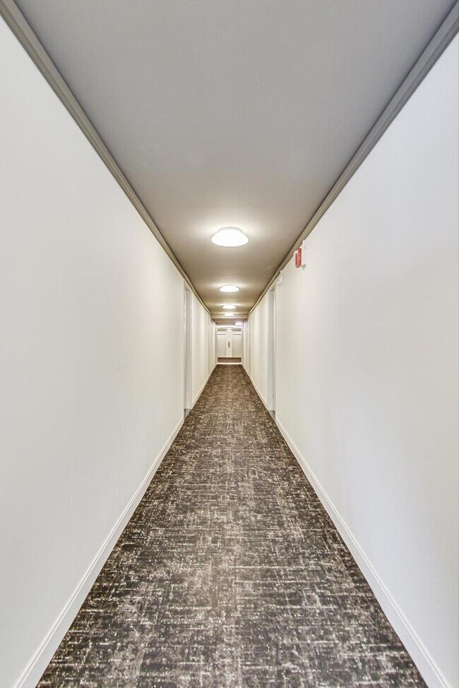 Building Photo - 505 S Shore Dr