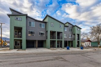 Building Photo - 1905 Maple St
