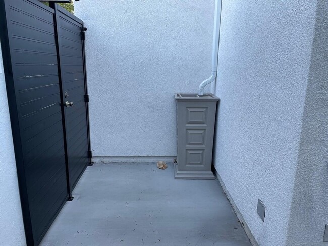 Building Photo - 23110 Mulholland Dr