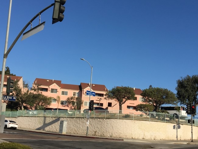 Building Photo - 4810 S La Brea Ave