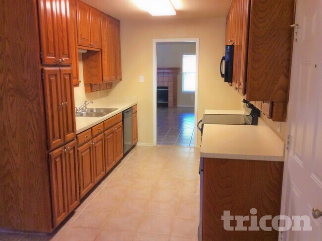 Building Photo - 525 Arbor Ln