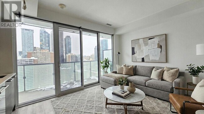 Photo du bâtiment - 28 Wellesley St E