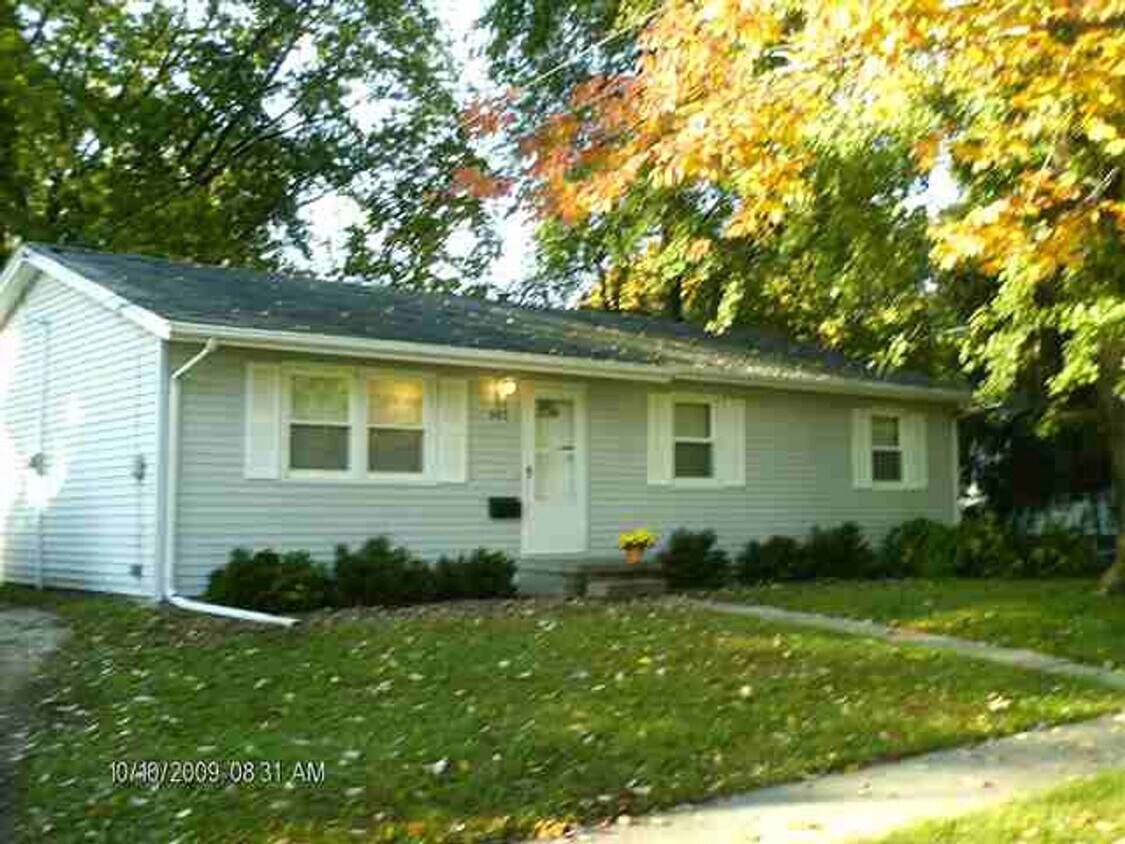 Foto principal - Very sharp 3BR 1 bath ranch home in Normal...
