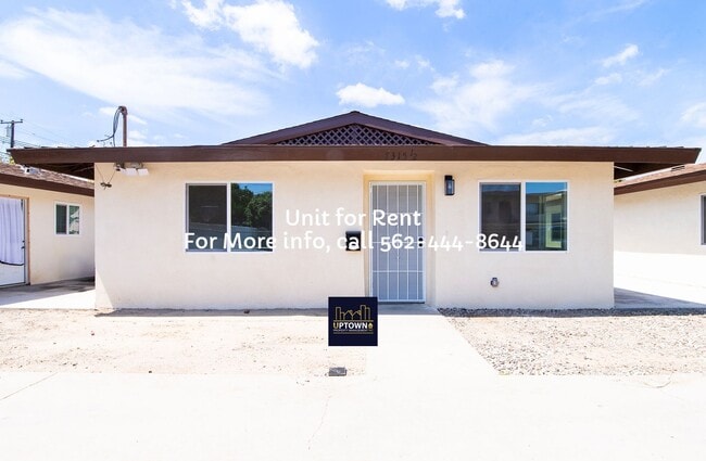 Building Photo - House -  2 Bedrooms + 1 Office / 1 Bathroom - Paramount