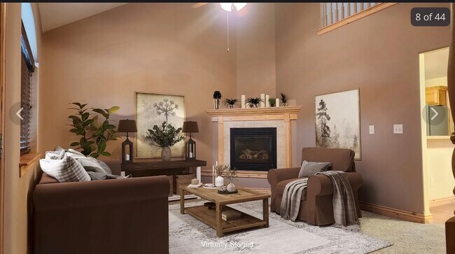 Sala de estar con chimenea de gas - 524 E Broadway St