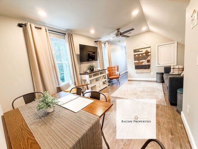 Foto del edificio - Furnished One Bedroom Available NOW!