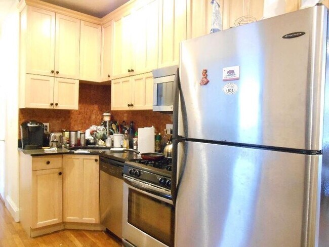 Foto del edificio - No Brokers Fee, Central BU Location! Walk to School, Central Campus. Central Heat/AC, Laundry on ...