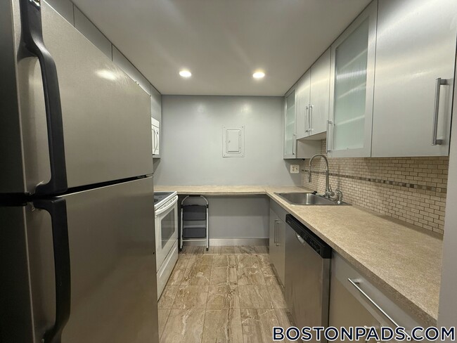 Building Photo - 50 Broadlawn Park