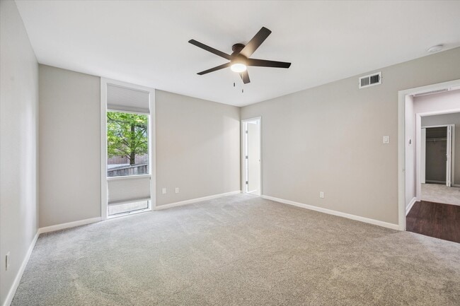 Building Photo - 5242 Memorial Dr