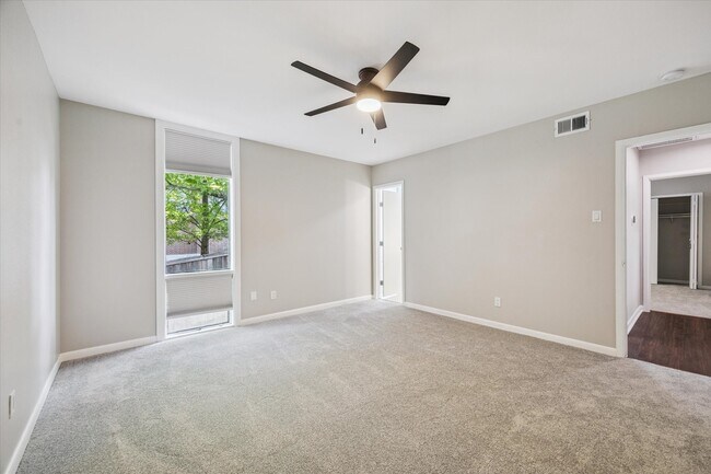 Foto del edificio - 5242 Memorial Dr