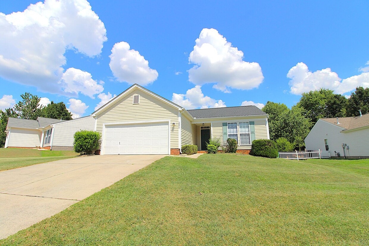 Primary Photo - Charming 3-Bedroom Ranch Home in the Meriw...