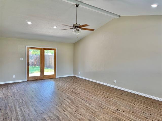 Building Photo - 523 Red Oak Dr