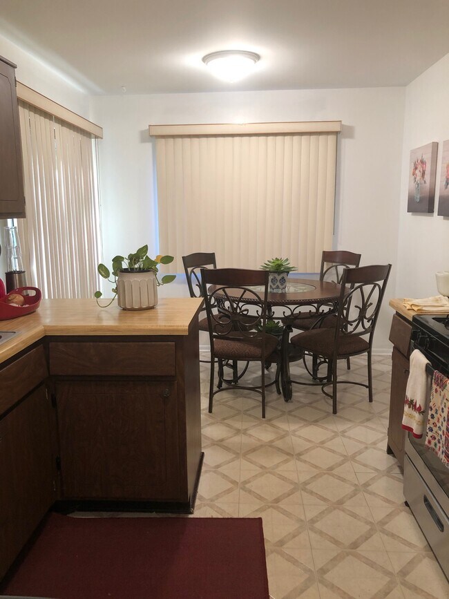 Zona de comedor en la cocina - 214 Scarsdale Ct