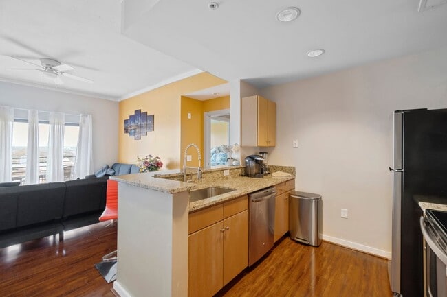 One Bedroom Furnished Condo in Uptown Char... - One Bedroom Furnished Condo in Uptown Char...