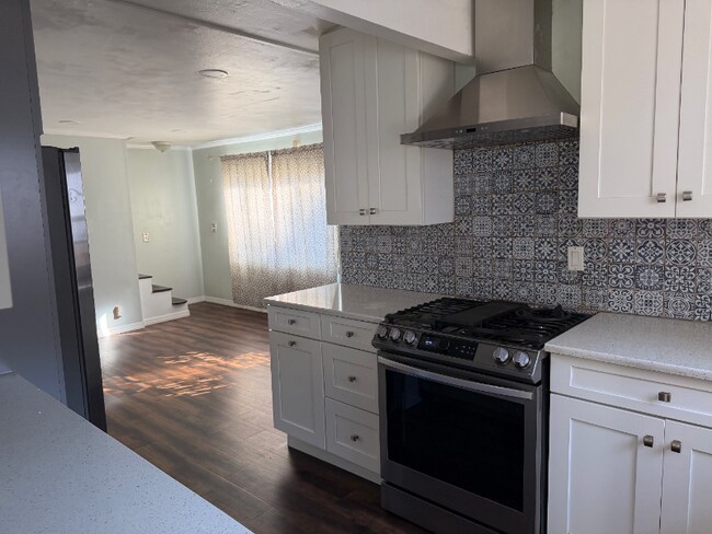 Building Photo - 1304 17th Ave N