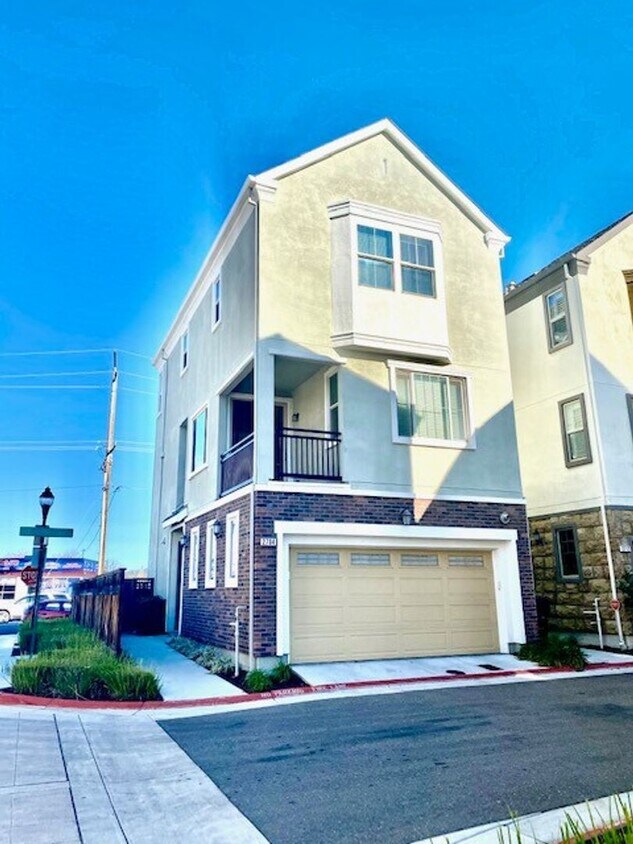 Primary Photo - Stunning Townhome Near Down Town Livermore