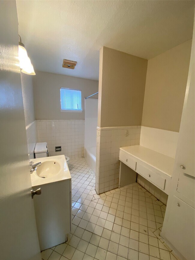 Building Photo - 5610 Royal Palms St