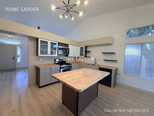 Building Photo - 1336 E Tradewind Dr