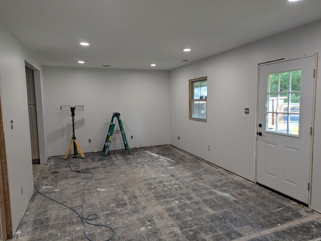 Dining Area - 323 W Main St
