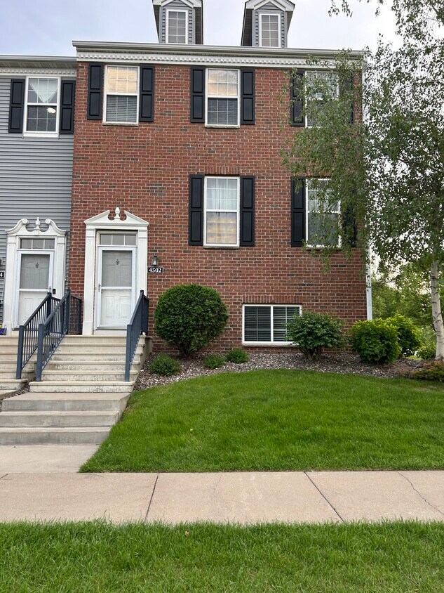 Foto principal - 4502 Village Square Blvd N