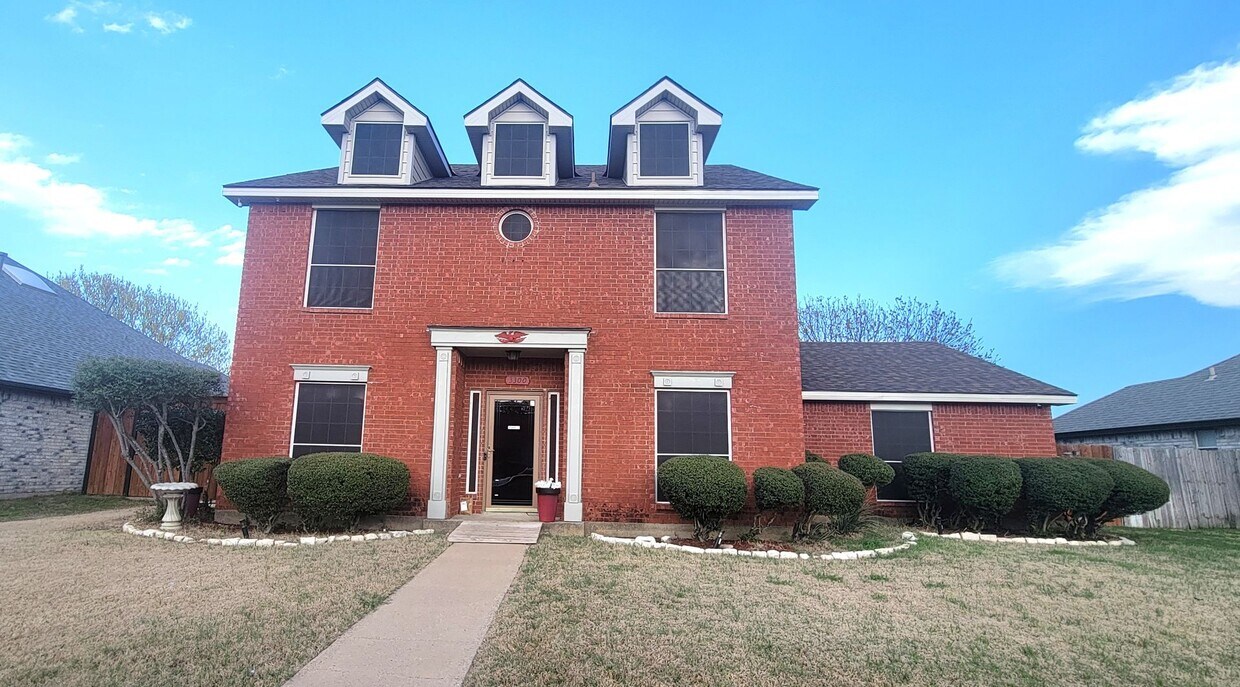 Foto principal - Spacious 4-Bedroom Home with Pool & Spa in...