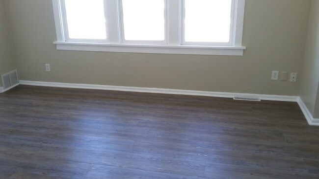 Ventanas de la sala de estar y pisos nuevos. - 1518 Irving Ave N