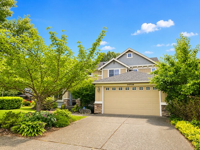 Foto del edificio - Spacious 5 Bedroom Home with A/C, Den, Waterfall in Prime Kenmore Cul-de-Sac