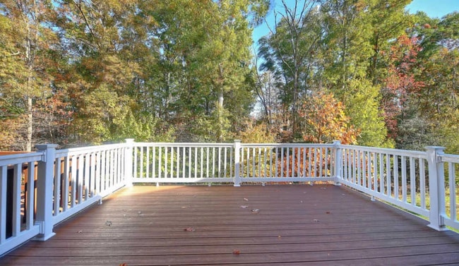 Building Photo - Beautiful End-Unit Townhome in Tanyard Spr...