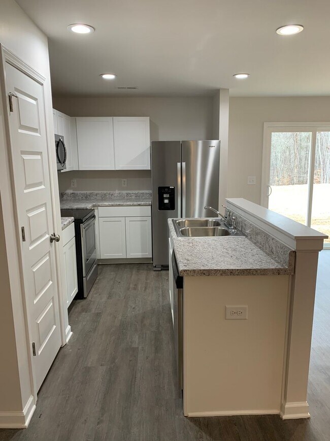 Foto del edificio - *Pre-leasing* Three Bedroom | Two Bathroom...