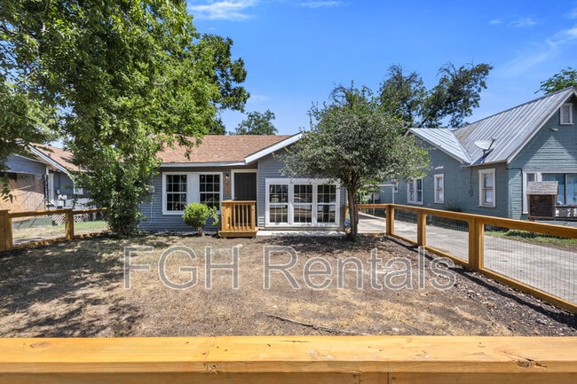 Photo - 915 Canton House