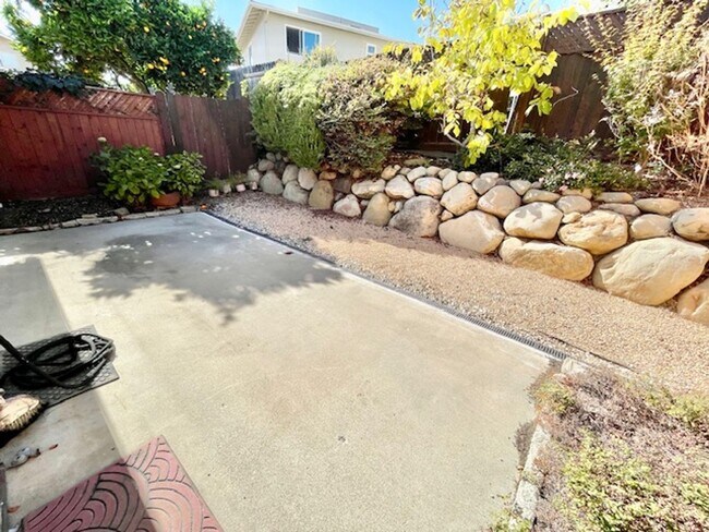 Foto del edificio - Bright single level 2 bed 1 bath Duplex