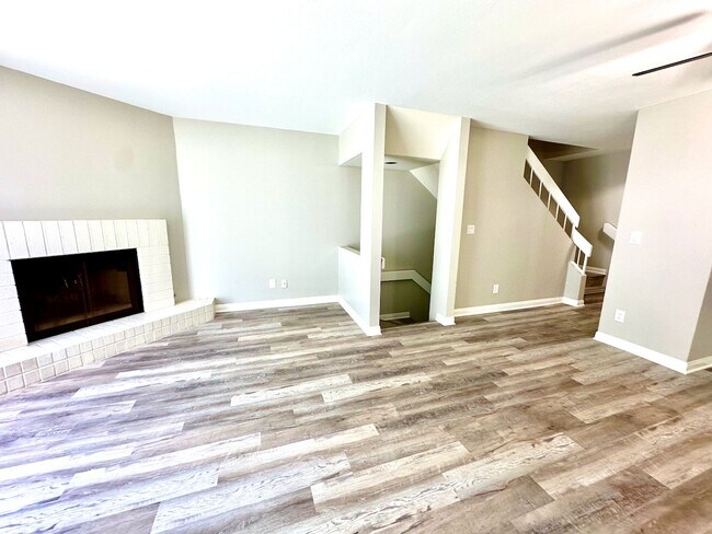 Foto del edificio - FOR RENT: 2Bd/2.5Ba Upgraded Townhome In T...