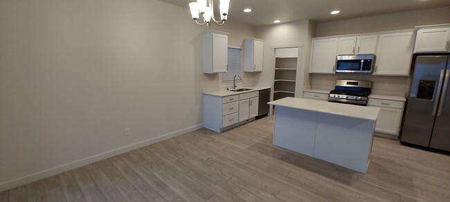Building Photo - GET $500 OFF THE FIRST MONTHS RENT!!!!