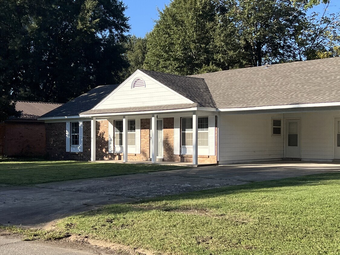 Primary Photo - 805 Richland Dr