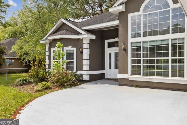 Building Photo - 3/2 open floor plan & large yard!