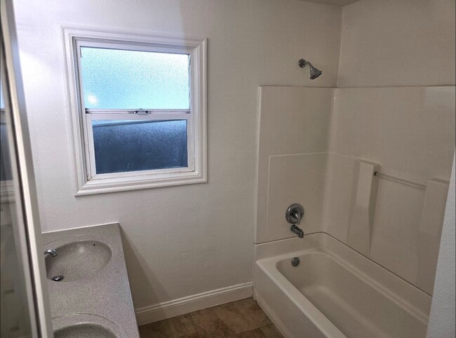 Building Photo - 619 W 15th St