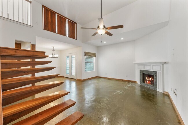 Foto del edificio - Modern and Sleek Three Bedroom Townhome!