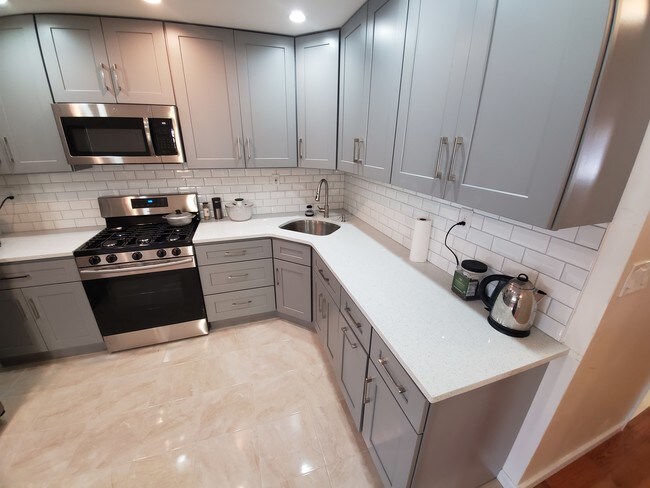 Quartz Countertop - 216-21 102nd Ave