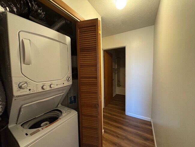 Foto del edificio - Ground level apartment with washer and dryer included!