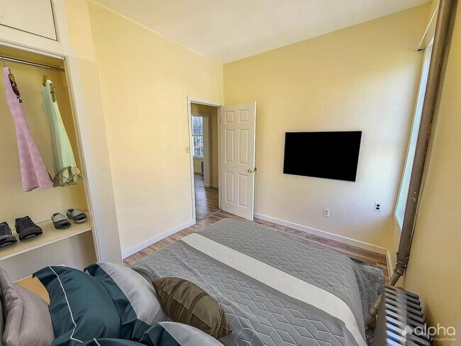 Building Photo - NEWLEY RENOVTED 3BR EAST ACCESS TO TARINS-...