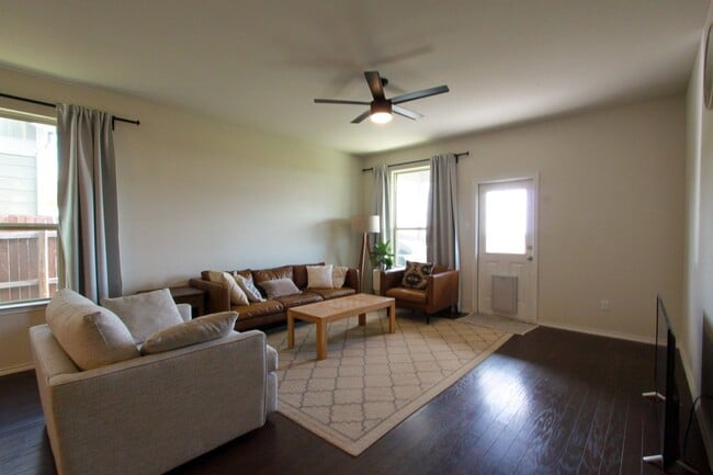 Foto del edificio - 4 Bedroom, 2 Bath Home in Santa Rita Ranch