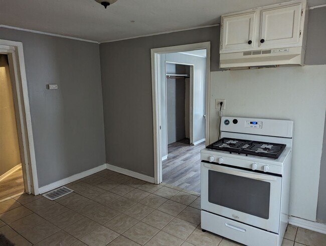 Building Photo - Beautiful Rent Ready 2 Bed 1 Bath Home!