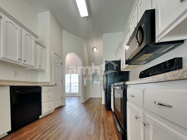 Building Photo - 8981 Oak Grove Blvd